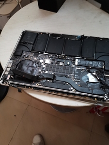 苹果笔记本电脑,吵架摔烂的,成色垃圾,做配件机出,屏幕烂,壳