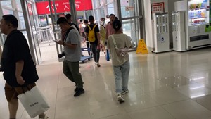 展会，上海会展中心，发传单、传单派发、派发宣传单、社区扫楼发