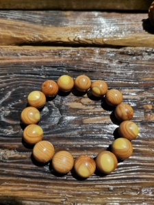 扁担胡子 扁桃胡子 东北黄花梨 质地坚硬 东北金刚木