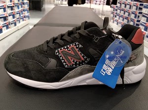 新百伦领跑.
