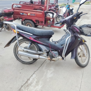 二手摩托车110非常省油,实表2万公里,刚换的电池,清洗化油