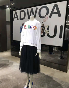 巴宝莉卫衣彩虹