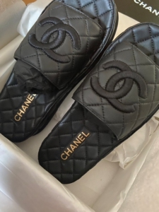 chanel香奈儿拖鞋.全皮看起来高档,容易发配服饰!今年夏