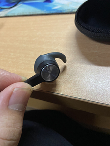 honor运动蓝牙耳机,左耳套无了,右耳声音正常,低价出.