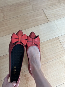 瑜鑫图37码大红色蝴蝶结尖头平底单鞋，应该是羊皮的，很软很软