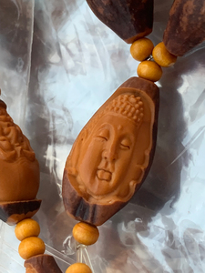 马良核雕工作室出品,夏天老师亲工橄榄核紫皮包衣十八罗汉脖挂