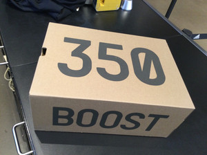 出yezzy椰子350火山灰鞋盒实体店的原装42.5码