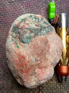 闲置翡翠原石，1.15公斤老杨梅皮全赌料，色带围绕全身，色泽