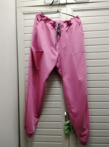 出粉色女性卫裤，款式为束脚裤，颜色为粉色，长度为长裤，裤长1