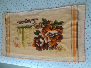 八十年代上海老枕巾一只,洗过7成新.喜欢的下单吧!看图片,售