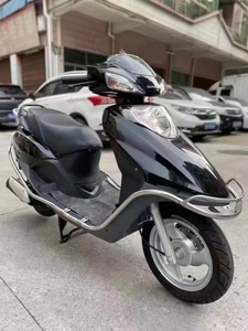 二手摩托车五羊本田踏板黑色三代小公主排量100cc,行驶省油