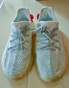 冠军品牌椰子鞋,白灰色,特别舒服透气,36码的,给孩子买的