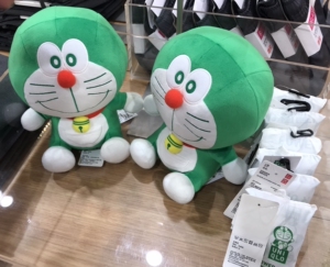 优衣库哆啦a梦毛绒公仔绿色机器猫毛绒玩偶