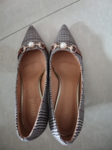 大东女士高跟鞋,39码,穿过一次,跟高5厘米左右,鞋底基本没