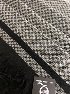 麦肯丝光羊毛、绒围巾35/190左右（含流苏）黑灰荔枝纹，底