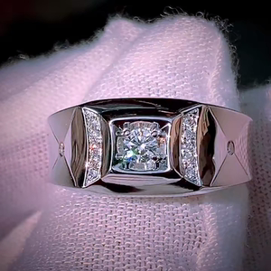 六福珠宝18k白金钻石男戒,主钻11.8分,辅钻7分,si