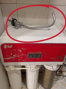 沐心净水器 安装到柜子里 方便干净 不碍事 只有管子露出来的