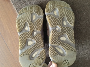 椰子yeezy700黑紫 新旧程度:看图 表面完好 鞋后跟内