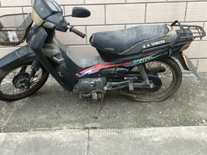 建设雅马哈第一代弯梁摩托车jy110,吃灰多年,机器滴油不漏
