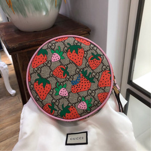 gucci 圆饼 零钱包gucci /古琦 新款草莓圆饼手拎