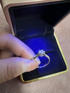 老庙黄金30分钻戒  六爪镶嵌 买价12600 1万出 ,证