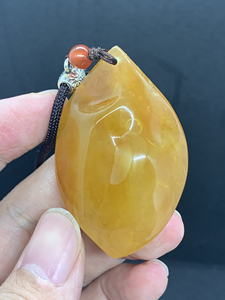 琥珀蜜蜡活水胆桃花吊坠.亿万年前的一滴水,封存万万年,又叫琥