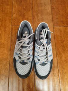 专柜正品,全新建侬运动鞋,男,40码,灰色
