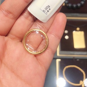 周大福黄金素圈戒指女k金实心光面情侣对戒送女友礼物