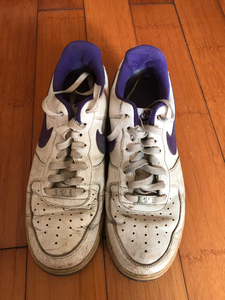 耐克鞋,板鞋,空军一号老款鞋,应该是纪念款金属鞋带扣,哥哥闲