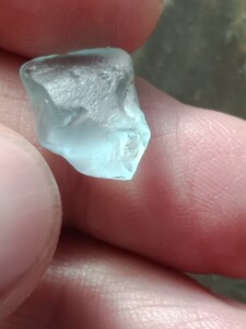 新疆阿尔泰戈壁海蓝宝石,重6.0克拉颜色3a,长度1.3cm