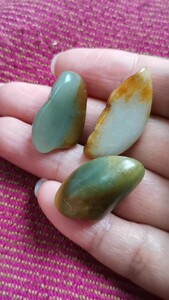 新疆和田玉原石三个特色小籽料,色灰常的美丽,每一个都是独一无