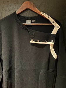 Armani AX毛衣 设计比较独特 侧开领 质地柔软 上身