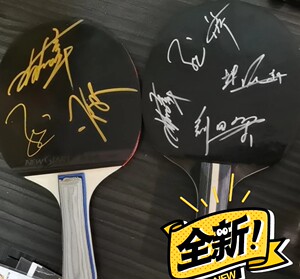 中国男子乒乓球队签名球拍. 左侧签名,许昕签名,张继科签名