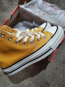 匡威1970s黄色高帮帆布鞋，万斯黄色棋盘格帆布鞋，鞋码都是