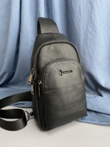 暇步士正品真皮胸包竖款单肩斜跨背包男包ipad随身包