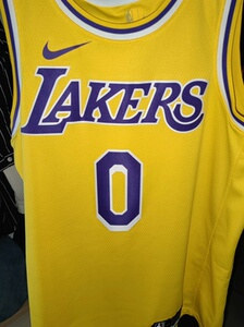 威少m码湖人队球衣买了一个多月,但是买的太大了,几乎没穿过