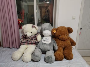 布娃娃50一个包邮,1米高,都是朋友送的,9成新,闲置了,可