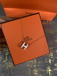 hermes爱马仕玫瑰金项链,白色h字母,专柜购入的,戴过几