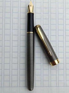 转卖全新派克钢笔卓尔格子系列18k750钢笔