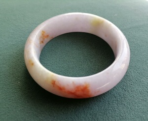 春彩桃花翡翠手镯,53x16x10,宽版厚庄,糯冰种,冰沁水