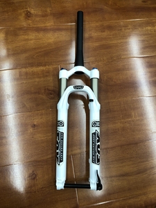 fox ctd前叉,有点年头了,贴纸有点变黄,26寸100行