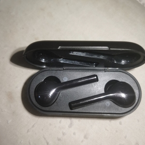 华为freebuds第一代无线蓝牙耳机,八成新,续航正常,左