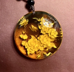 蓝珀吊坠蝶恋花 大师手工阴雕工艺 蓝珀晶莹剔透 雕刻技艺高超