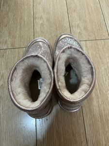 ugg全羊毛钻石雪地靴,就穿了几回,36码,鞋底基本没怎么磨