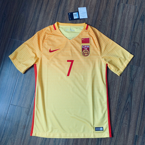 韦世豪 签名 国足正版球迷版球衣 广州恒大签名 皇马曼联巴萨