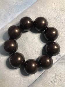今年非洲带回的黑木乌木手链,手串,盘珠,带了不少,送朋友了几