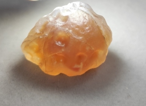 阿拉善玛瑙原石糖心玛瑙,里面带一点双色俏色,厚皮质感大麻面.