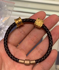 全新周生生charme男士皮绳酷黑转运珠手链转运珠福袋带权威