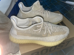 全新抽签中的椰子350氧化天使 实物很好看 非常百搭.