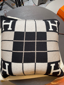 全新现货 爱马仕hermes靠枕抱枕 灰黑色